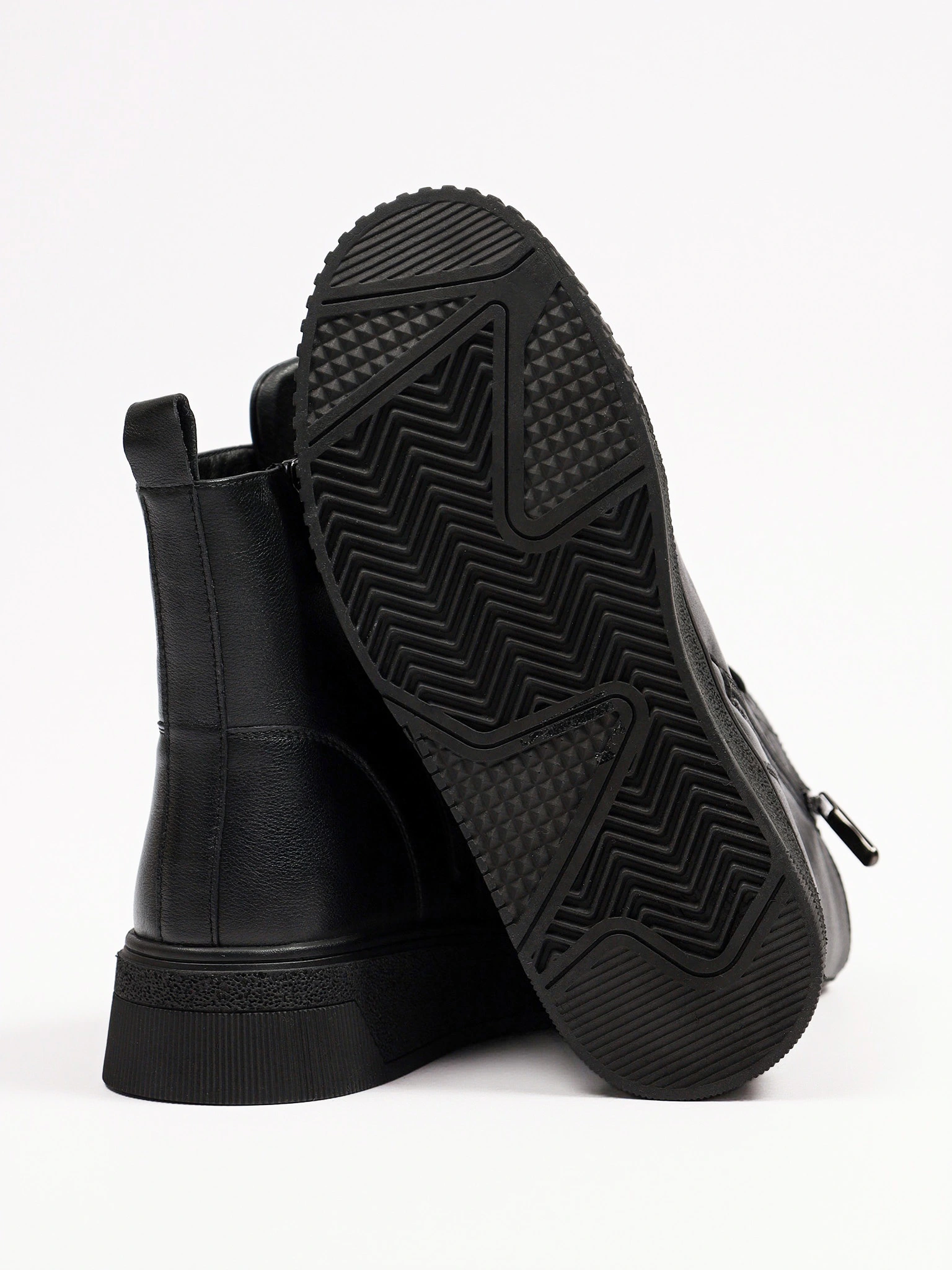 Ботинки черного цвета на средней платформе